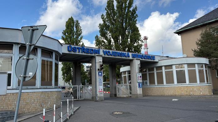 Rozsáhlá razie v pražské nemocnici. Policie zadržela tři náměstky ÚVN