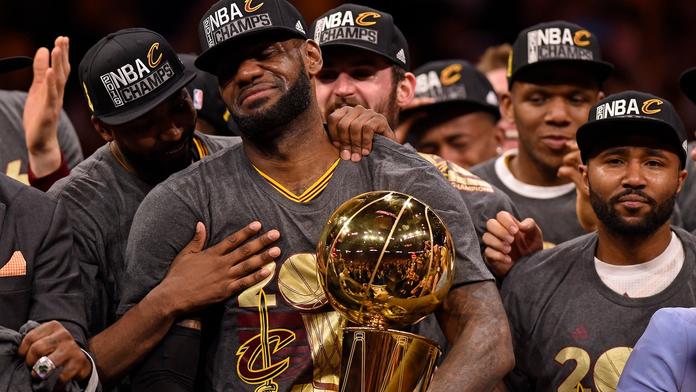 Král LeBron zůstává v Clevelandu! Dostane plat, co měl Jordan