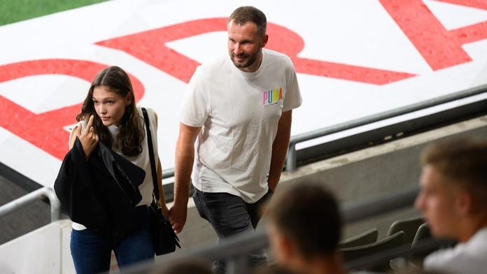 "Děda", chlubí se Tvrdík. Jeho dcera porodila brankáři Kolářovi syna