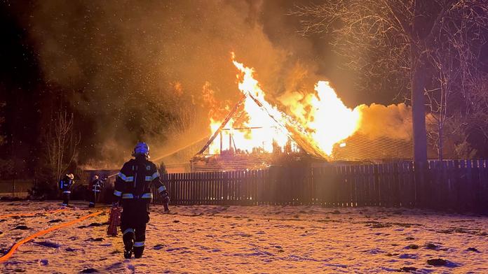 Plameny zachvátily dům na Bruntálsku, škoda je přes milion korun