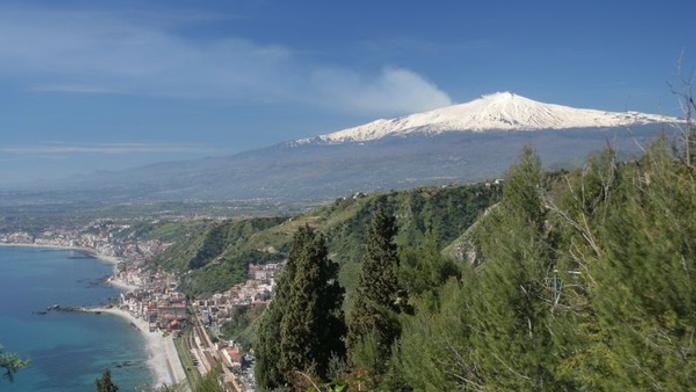 SOPKA ETNA CHRLÍ POPEL! Sicilské letiště mimo provoz!