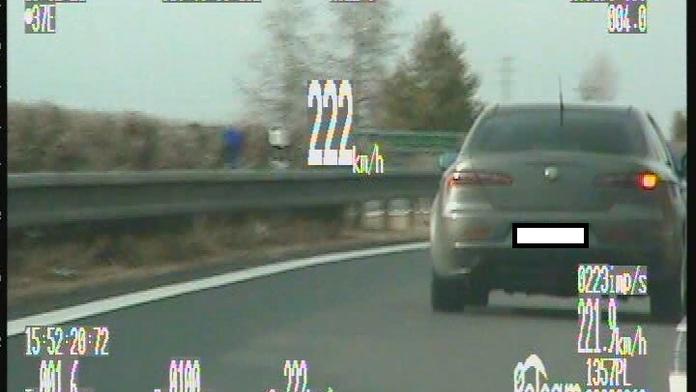 Pirát se řítil dálnicí rychlostí 222 km/h. Přímo před policejní hlídkou