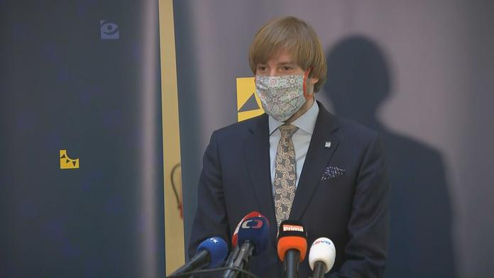 Vláda ruší zákaz volného pohybu, shromažďovat se smí víc lidí, může se do ciziny