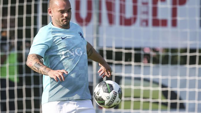 Z vítěze Ligy mistrů se stal pořádný tlouštík! Sneijder ukázal svůj pupek