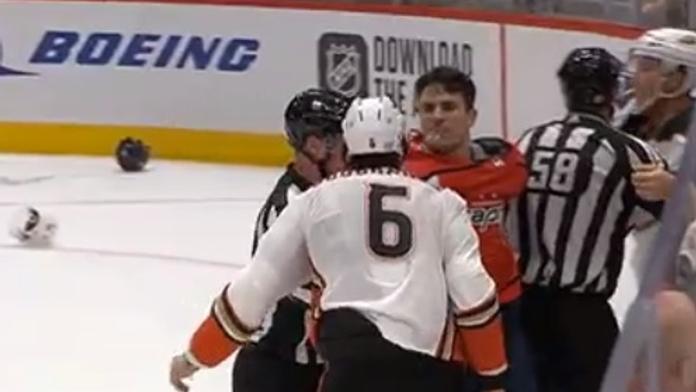 Nechutný útok Vránova parťáka: Protihráči v NHL plivl do obličeje!