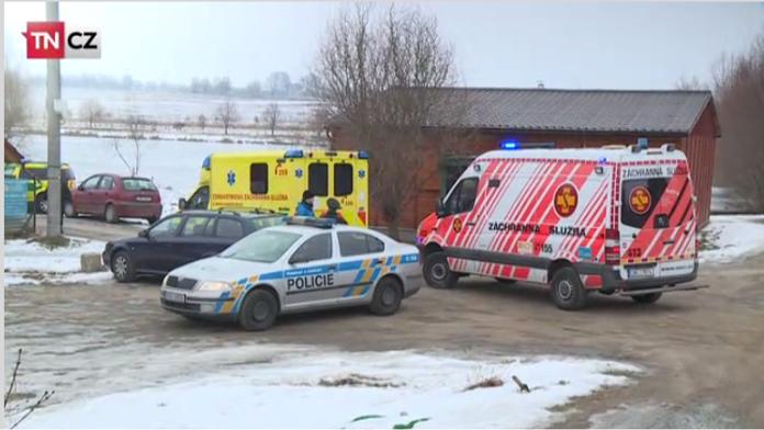 Policista chtěl zachránit tonoucího mladíka, led se propadl i pod ním