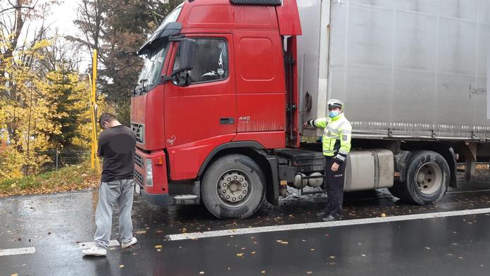 Magnet na tachografu, zdrogovaný, bez řidičáku. I tak jezdí kamioňáci po Česku