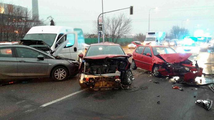 Sedm aut v sobě! Hromadná nehoda zablokovala křižovatku