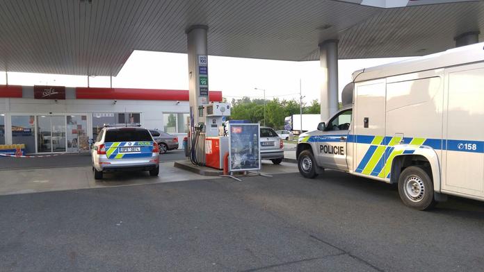 Muž s pistolí přepadl benzinku, je na útěku! Prodavač se zhroutil