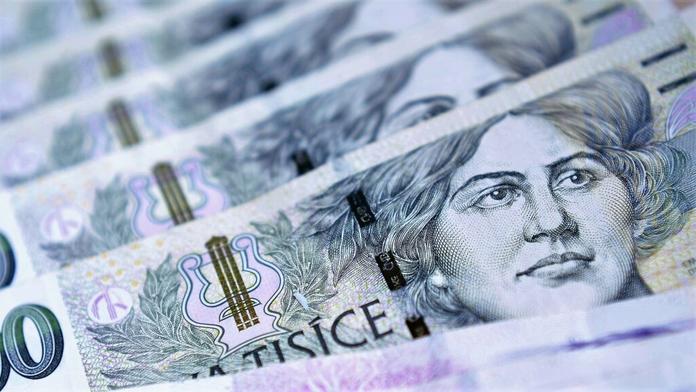 Hrozí Česku měnová krize? Dotkla by se i běžných spotřebitelů, tvrdí ekonom