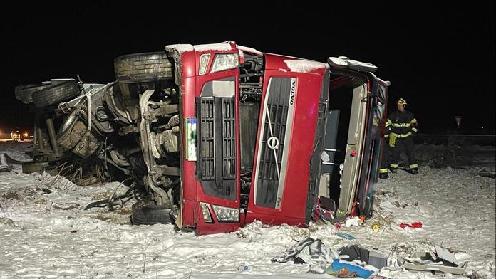 Šest dopravních nehod během chvíle. Silnice na Sokolovsku pokryla ledovka