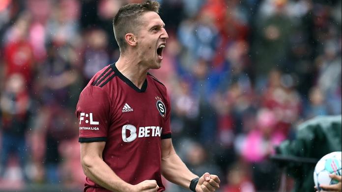 Tohle nebyla červená? Wiesner drsně sundal protihráče, sudí nepískal