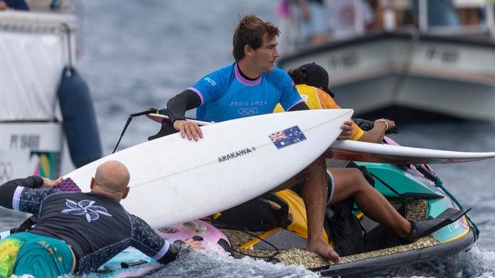 Kousek od tragédie. Australský surfař se na olympiádě málem utopil