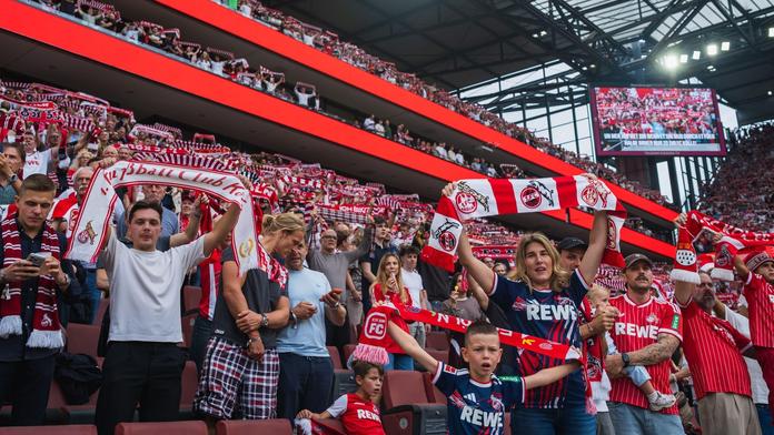 Fotbaloví fanoušci na stadionu v Kolíně