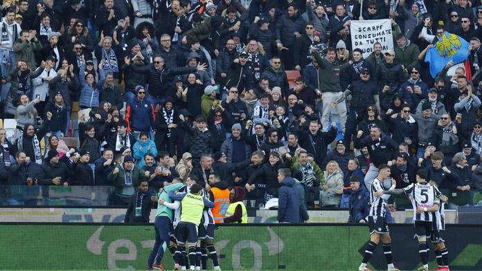Šok v Itálii. Vlak s fanoušky Benátek napadli příznivci Udine, zranili několik lidí