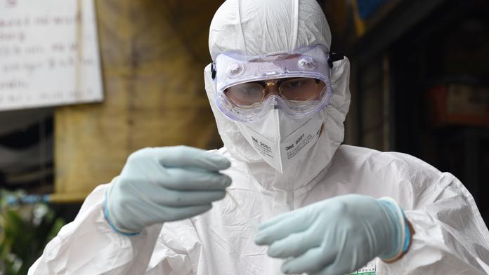 Omikron provázejí i vzácné příznaky. Vědci řekli, který se objevuje jako první