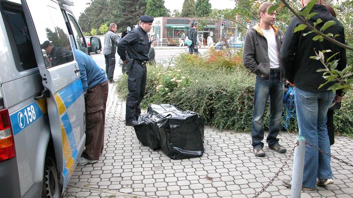 Dva muži se poprali na ulici, jeden z nich na místě zemřel