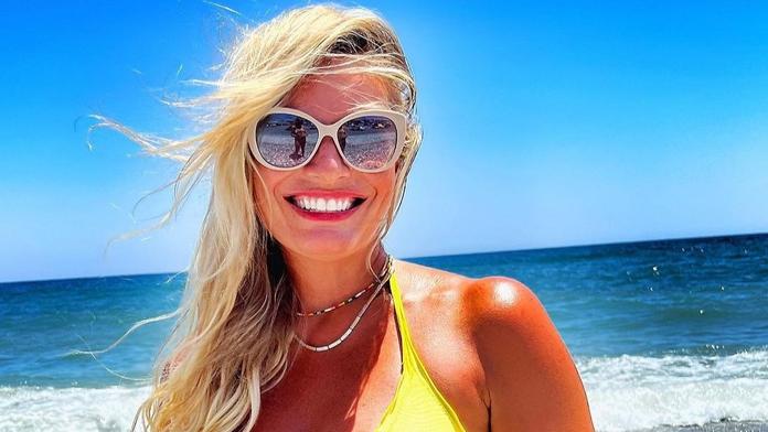 Lucie Borhyová si užívá léto plnými doušky. Ukázala odvážnou fotku z pláže