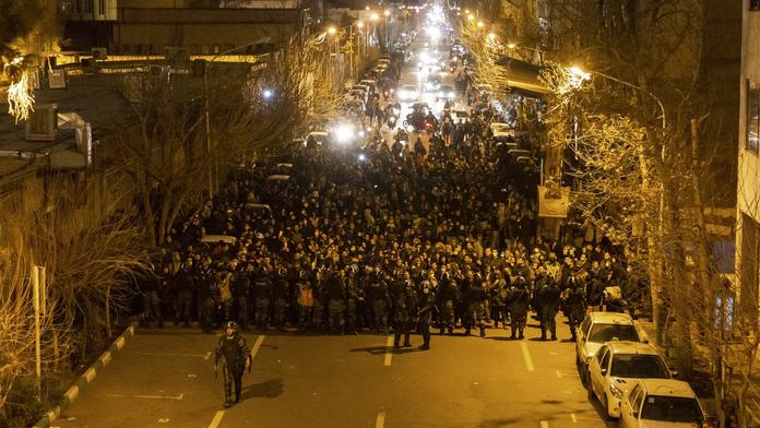 Protesty Íránců kvůli nedostatku vody se změnily v krveprolití, 10 mrtvých
