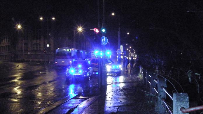 Chtěl si odskočit a SPADL DO VLTAVY! Vytáhli ho policisté