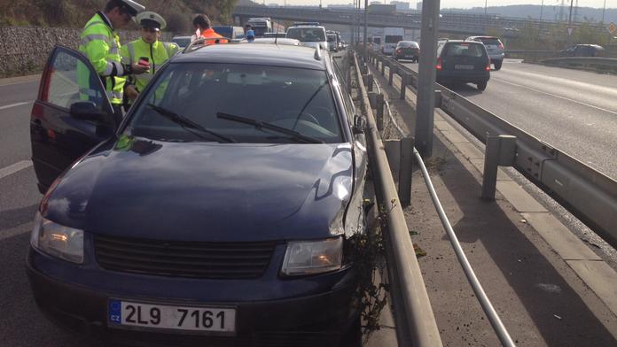 DRAMA NA SILNICI: Muže chtěli zastavit policisté, on ale zkolaboval a havaroval!