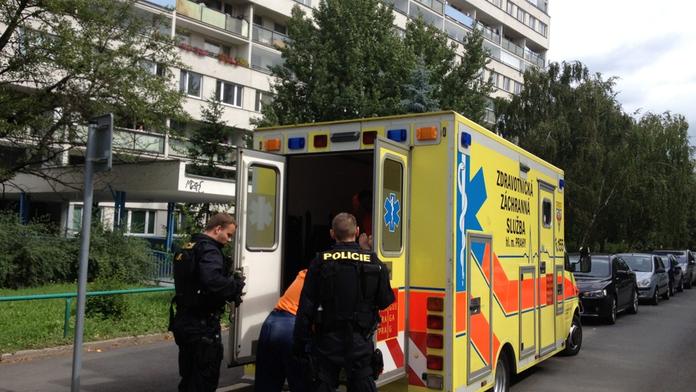 Psychicky narušený muž se zabarikádoval v bytě, ven ho dostali hasiči.