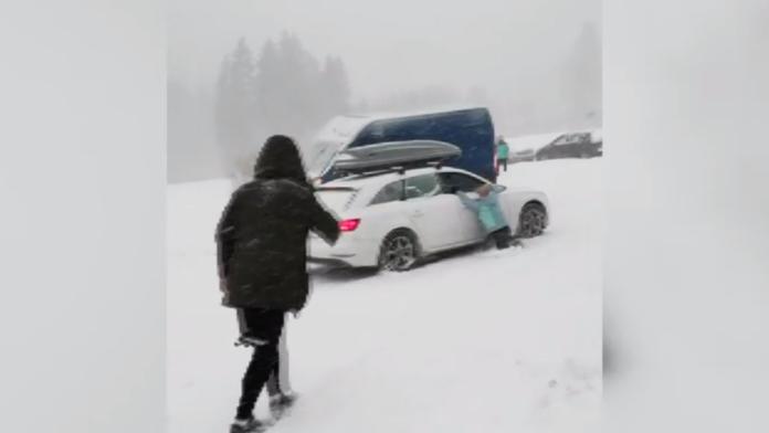 Auto holýma rukama nezastavíte. Jak jezdit na sněhu a náledí?