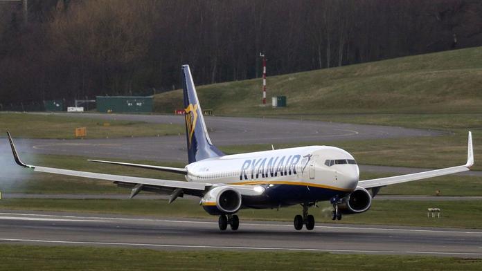 Bouřka v Praze nedovolila letadlu přistát. Piloti na poslední chvíli změnili plány