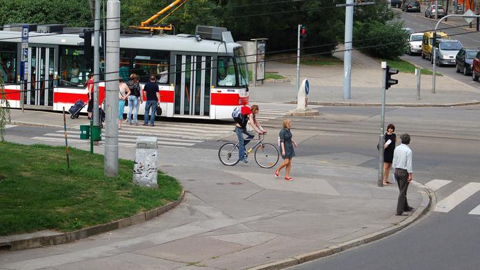 Stařence v tramvaji strhl zlodějíček z krku zlatý řetízek! Dopadli ho