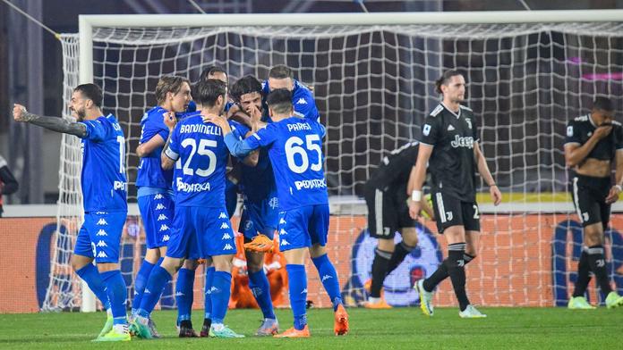 Fotbalisté Empoli slaví gól