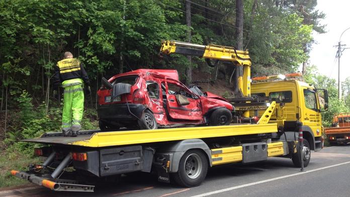 Prudký náraz kamionu zdemoloval auto, spolujezdkyně nepřežila