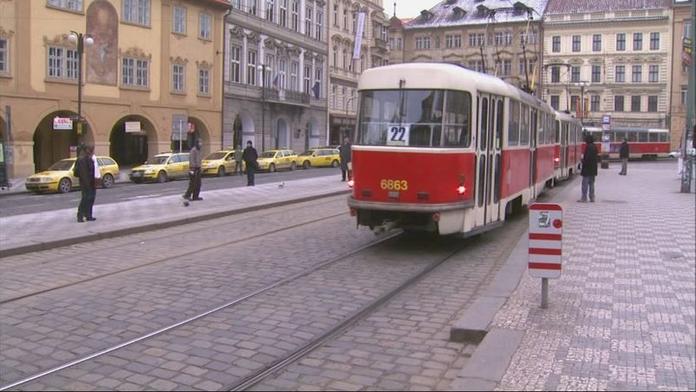 Frajer na skejtu napálil do tramvaje. Nemá ani škrábanec
