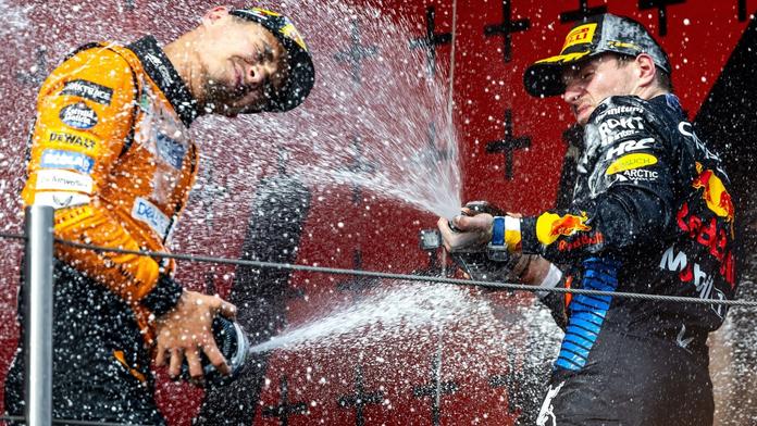 Lando Norris (vlevo) a Max Verstappen měli v Imole co slavit