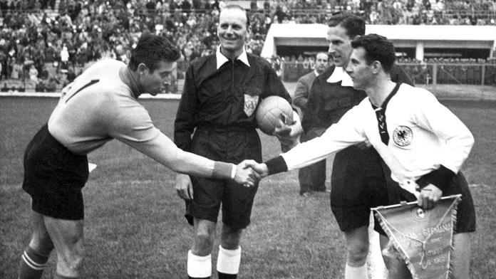 Gólman Lorenzo Buffon (vlevo) si na MS 1962 podává ruku s německým útočníkem Hansem Schäferem