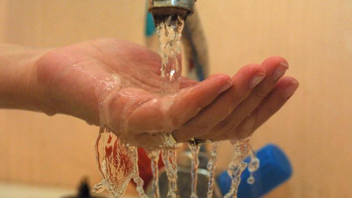 Zrádné mikroplasty jsou v pitné i balené vodě, zjistili čeští vědci!