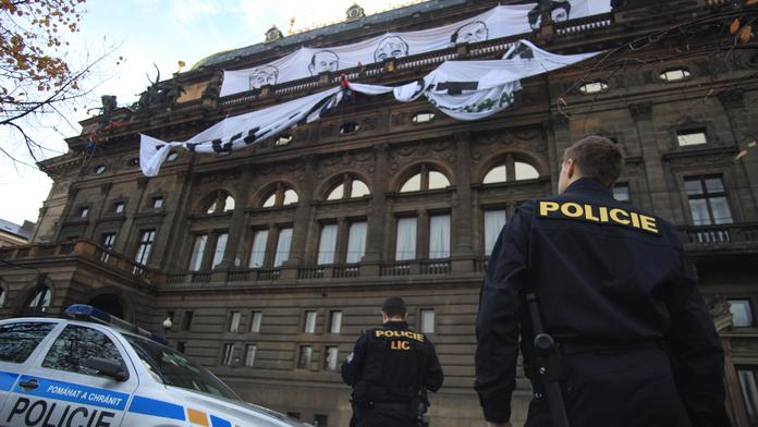 Střechu Národního divadla obsadili aktivisté! Poškodí národní památku?