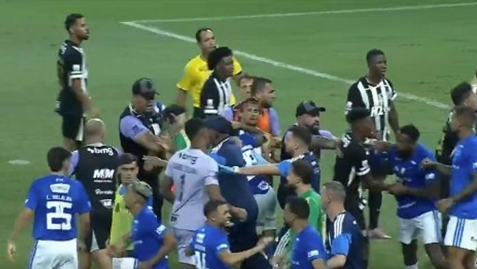Neuvěřitelná divočina v Brazílii, padlo 23 červených karet. V akci i exsparťan Preciado