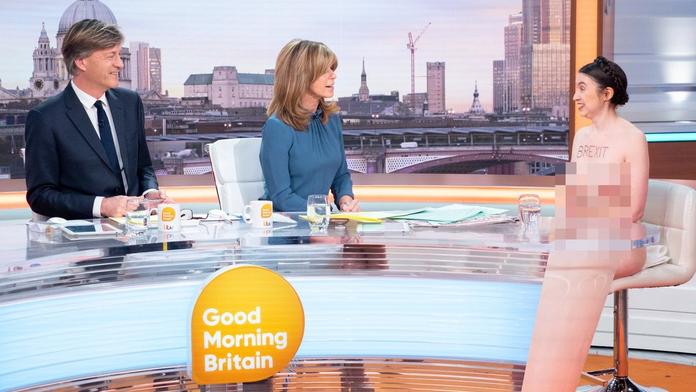 Prsa v přímém přenosu! Ženy se v televizi svlékly kvůli brexitu