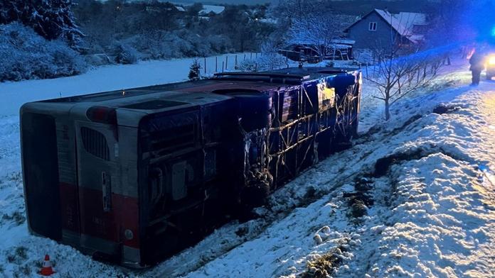 Na Benešovsku havaroval autobus s 20 cestujícími. Dítě skončilo v nemocnici