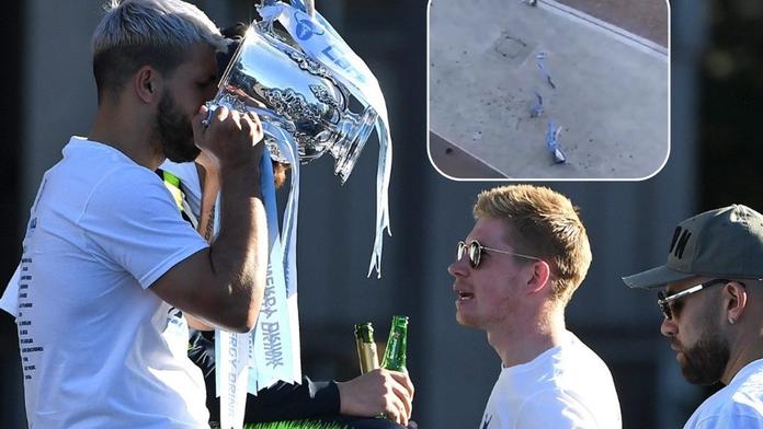 Divoké oslavy Manchesteru City: Agüero rozbil mistrovský pohár!