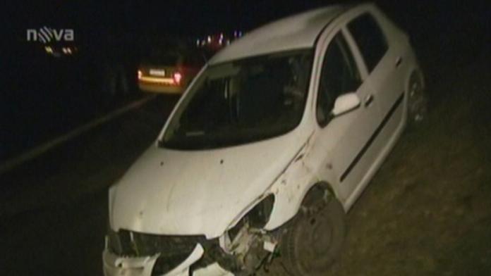 Auto na střeše: jeden mrtvý muž