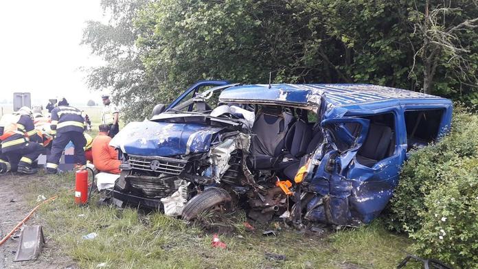 Nehoda u Tisové: Na místě zemřela žena, sedm lidí se vážně zranilo