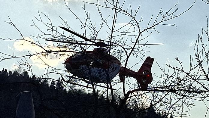 Muži při práci na zahradě propíchla větev břicho. Letěl pro něj vrtulník