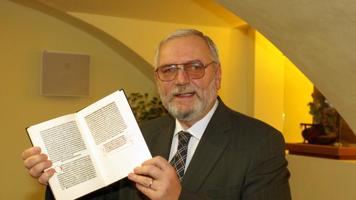 Besser čistí kulturu. Vyhodí i ředitele Národní knihovny Hazuku?