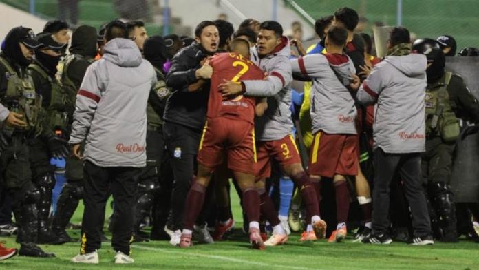 Rvačka fotbalistů v Bolívii