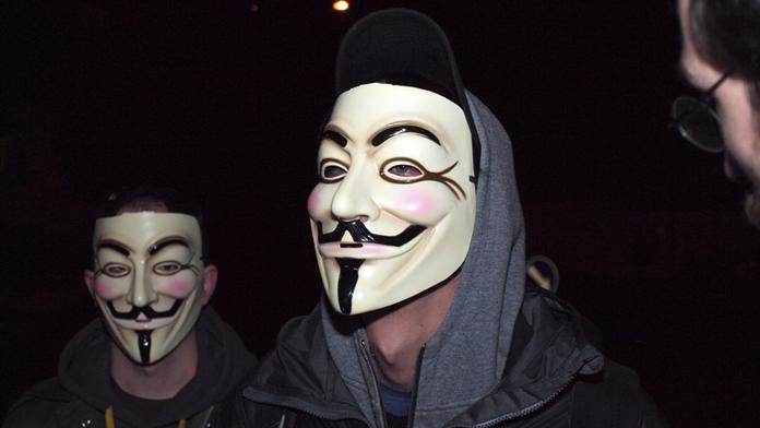 Novinář renomované tiskové agentury prý pomáhal hackerům! Co způsobil?