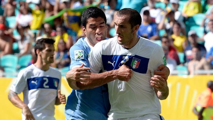 VELKÉ ODHALENÍ! Suarez chtěl do Chielliniho kousnout už loni!
