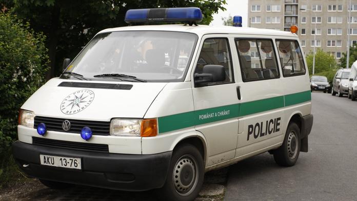 Gangsteři kradli auta ve velkém. Už mají pouta