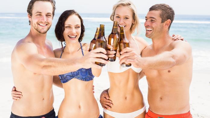 Na alkohol v létě pozor! Tohle dělá vašemu tělu den po dni