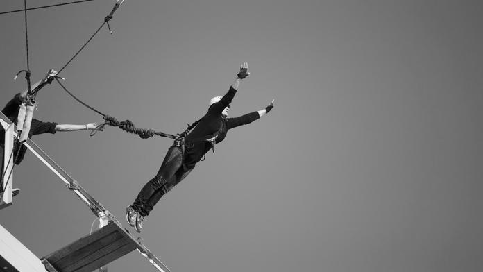 Děsivé video z bungee jumpingu. Mladou ženu (†21) zapomněli zajistit lanem
